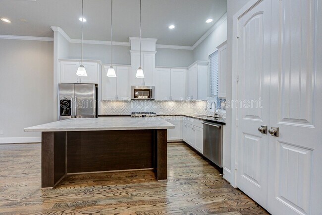 Building Photo - 253 W 27th St