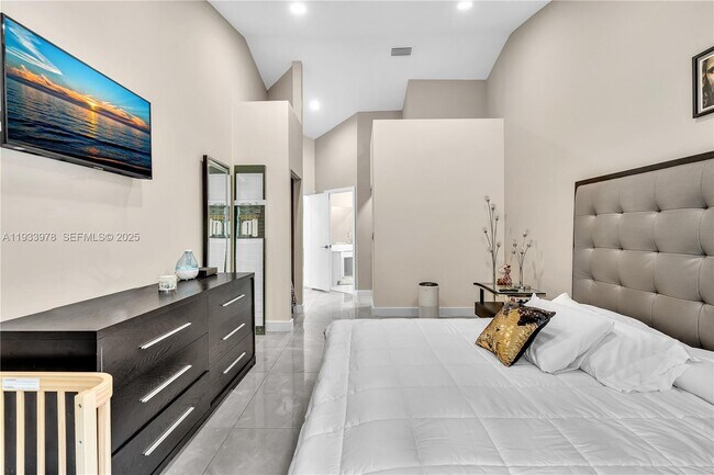 Building Photo - 8520 Vía Romana