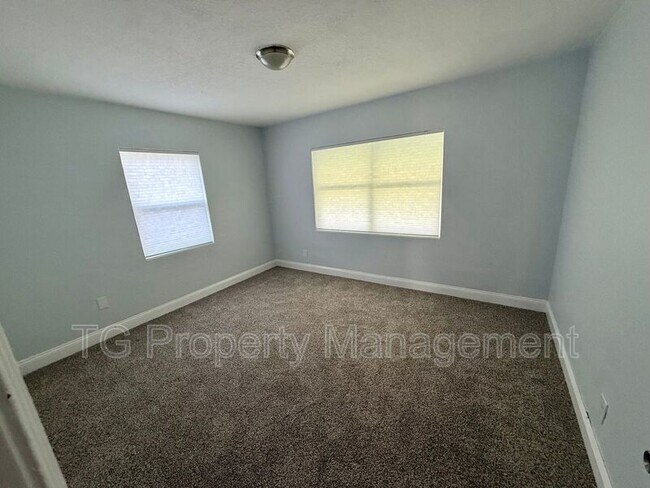 Building Photo - 4721 E Castlewood Dr