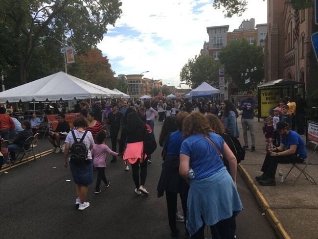 Building Photo - 1 Bedroom with den/family room *Special Half months free month