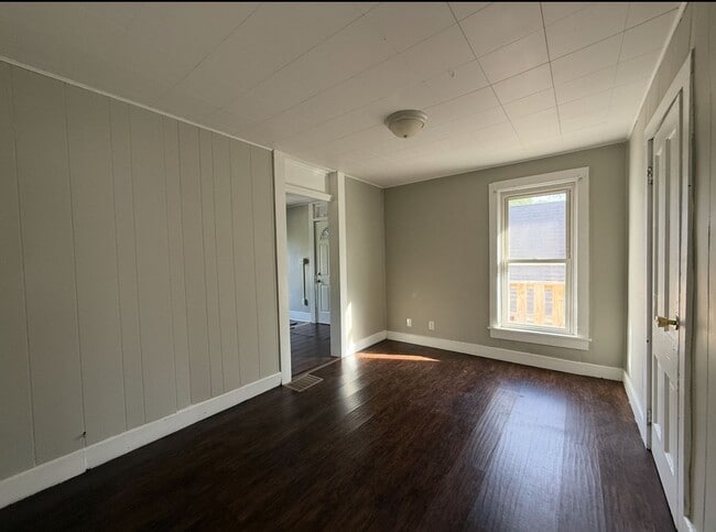 Building Photo - Upstairs 2 Bedroom 1 Bath