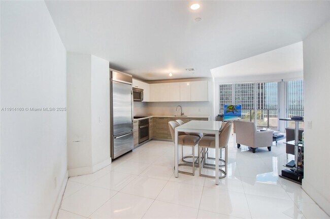 Building Photo - 1300 Brickell Bay Dr