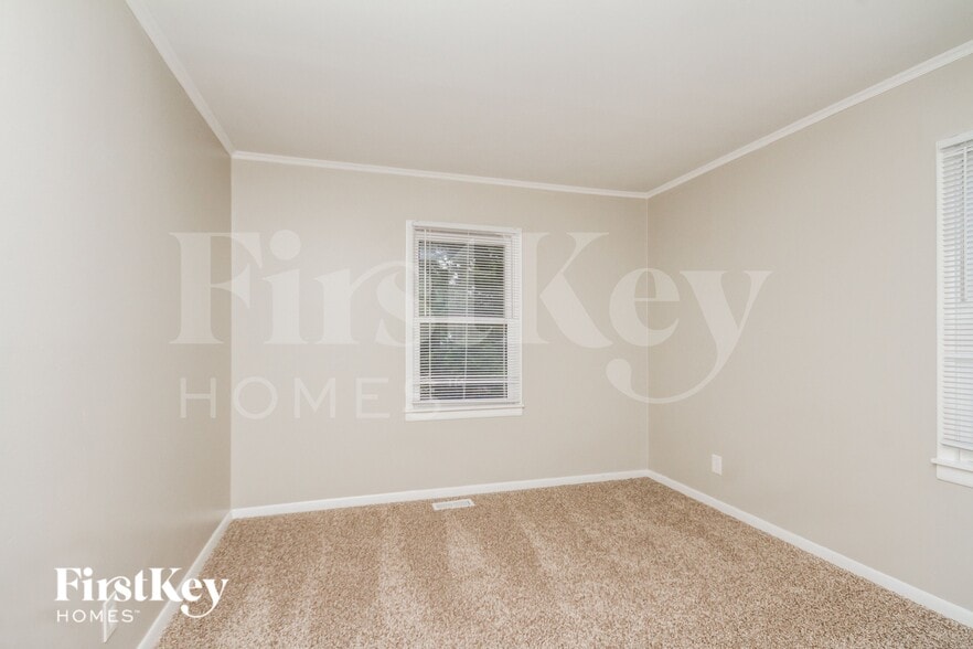 Building Photo - 439 W Margaret Terrace