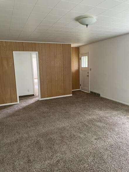 Upstairs living room (133 sf) - 206 N 200 E