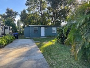 Building Photo - Recently Renovated 1/1 Cozy cottage with water included**