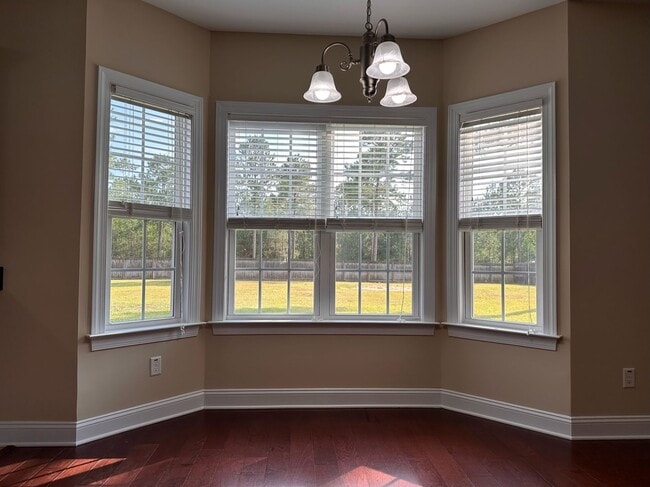 Building Photo - Perfect on Pineflat!