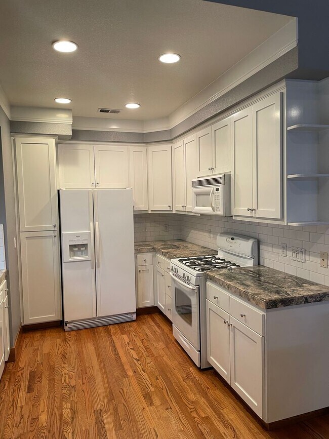 Building Photo - I STREET/22ND CORNER