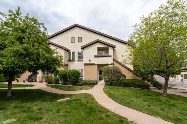 Building Photo - Delightful Condo in gated community!!