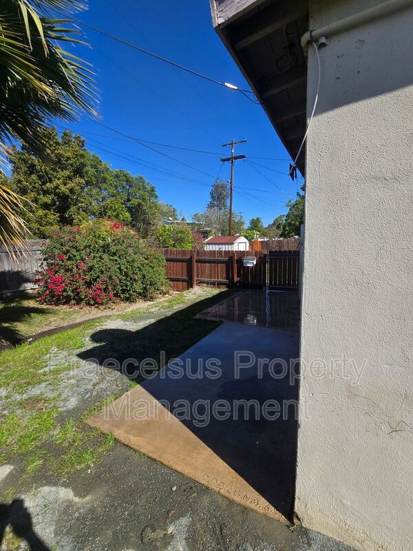 Building Photo - 37 E J St