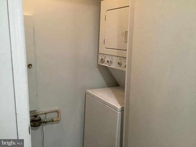 Building Photo - 12 Normandy Square Ct