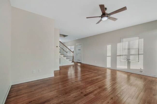 Building Photo - Modern Living in Downtown Nashville!