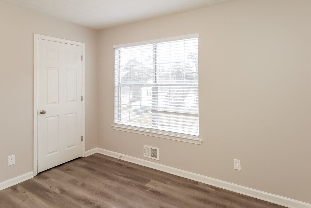 Building Photo - 691 River Valley Dr