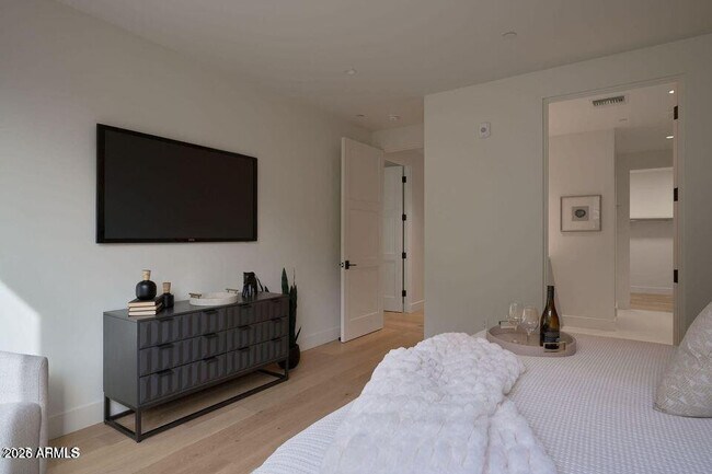 Building Photo - 4849 N Camelback Rdg Dr