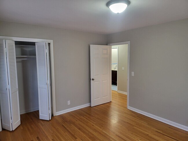 Building Photo - Very large 4 bedroom ranch in Donelson, TN...