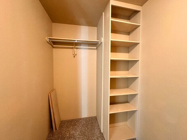 Building Photo - Spacious 4 Bed in Deer Creek