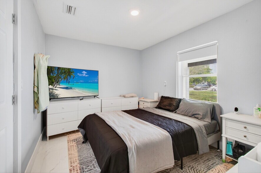 Building Photo - 614 N E St