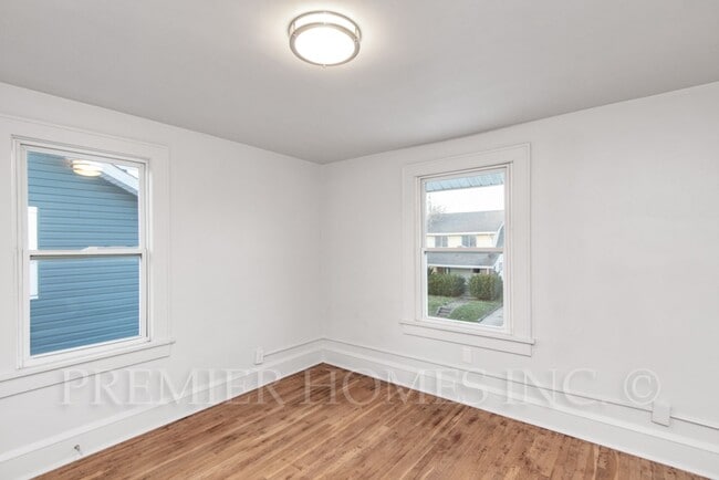 Building Photo - Pristine 3BR Home with 2-Car Garage & Designer Finishes