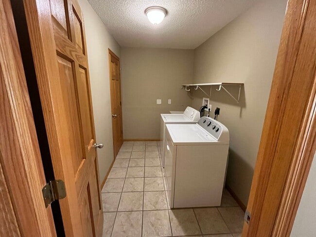 Building Photo - 5 bed 3 bath house for rent