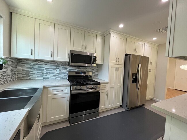 Building Photo - AVAILABLE NOW! Encino home w/all appliance...