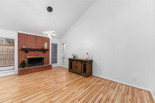 Building Photo - 13911 Hollowgreen Dr