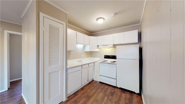 Building Photo - 204 Lynn Dr