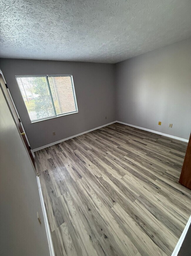 Building Photo - 2 bedroom condo available!