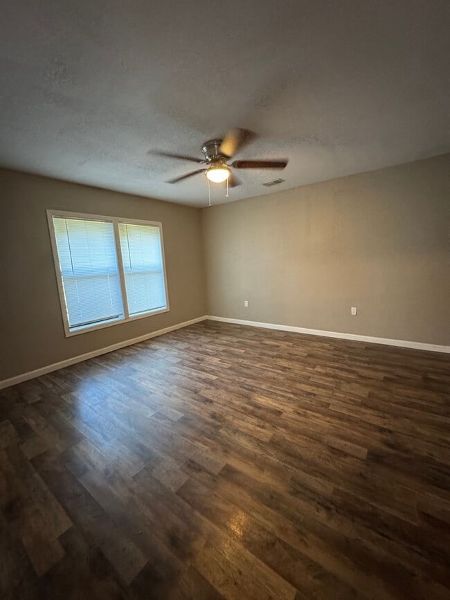 Building Photo - 3 Bedroom / 1 Bath Available Now in Jonesboro