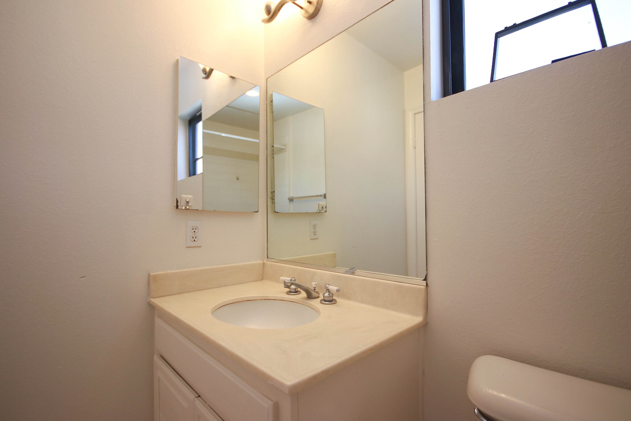 Building Photo - 111 S Oak Knoll Ave