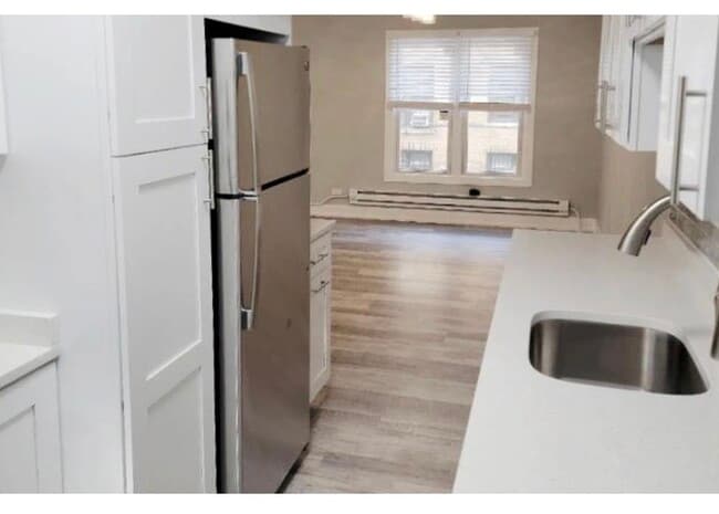 Building Photo - 730 W Roscoe St