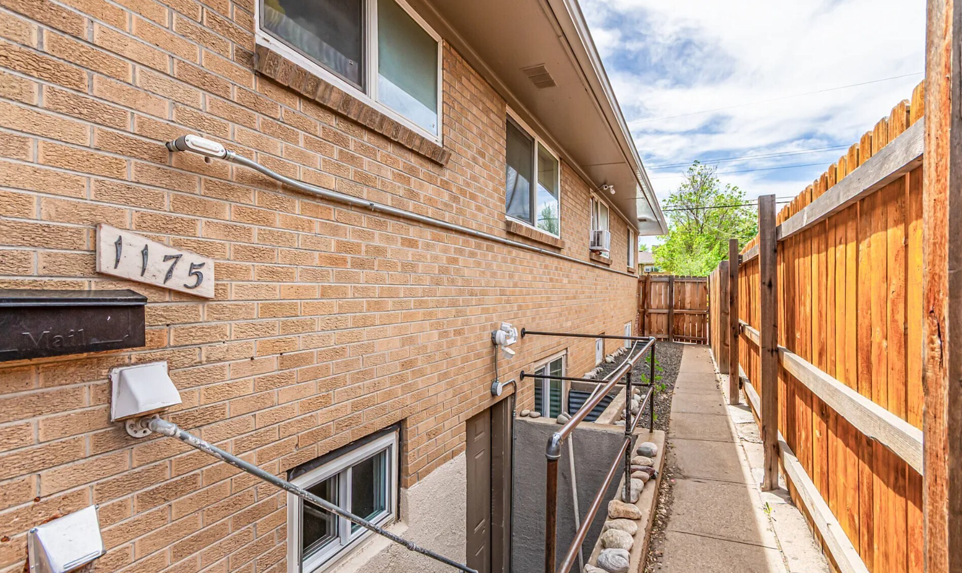 Private Entry - 1173 Dayton St