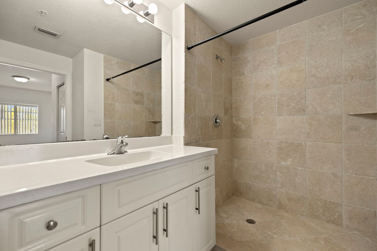 Building Photo - 13150 Bella Casa Cir