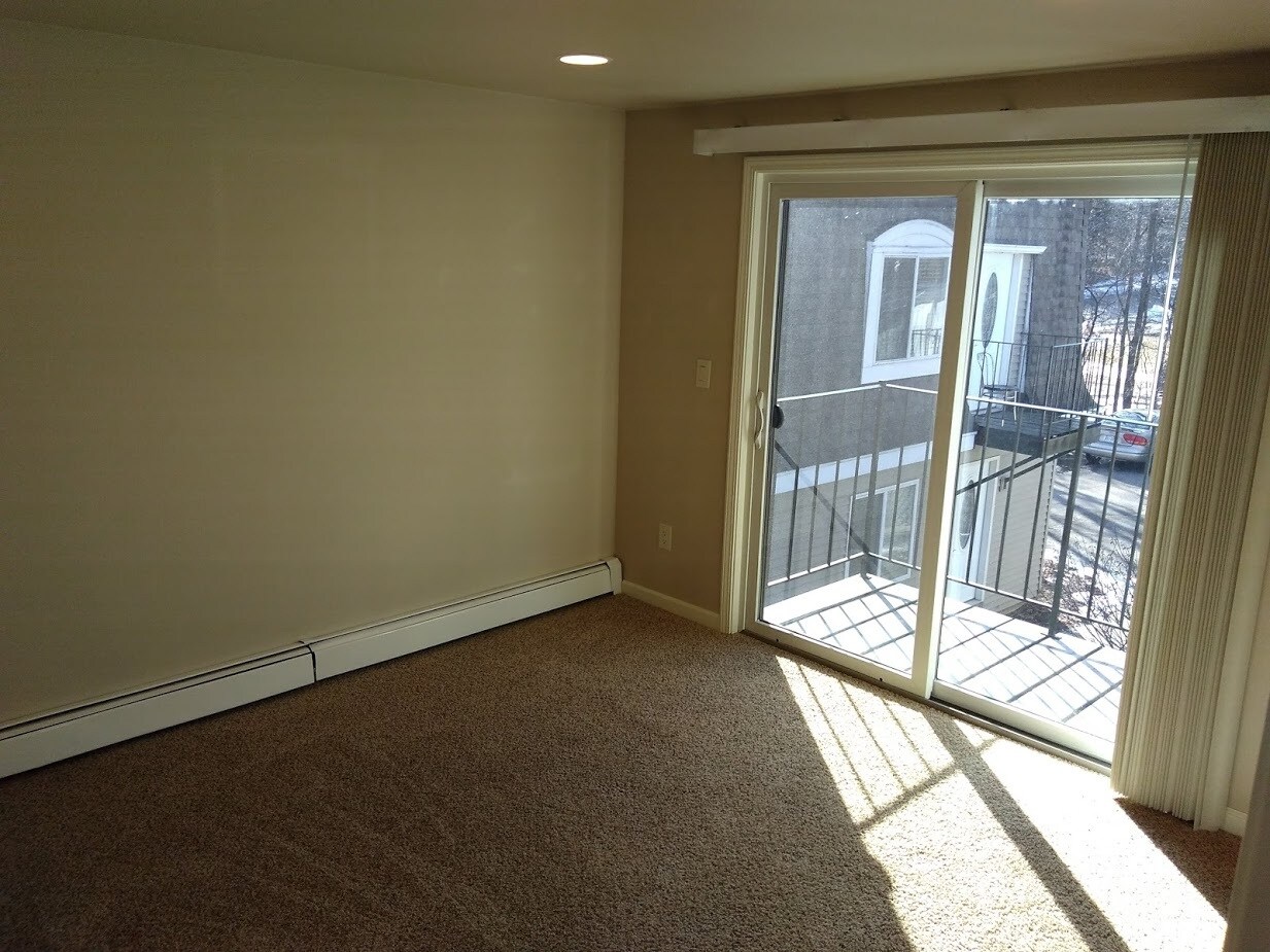 Building Photo - 1025 Riverside Dr