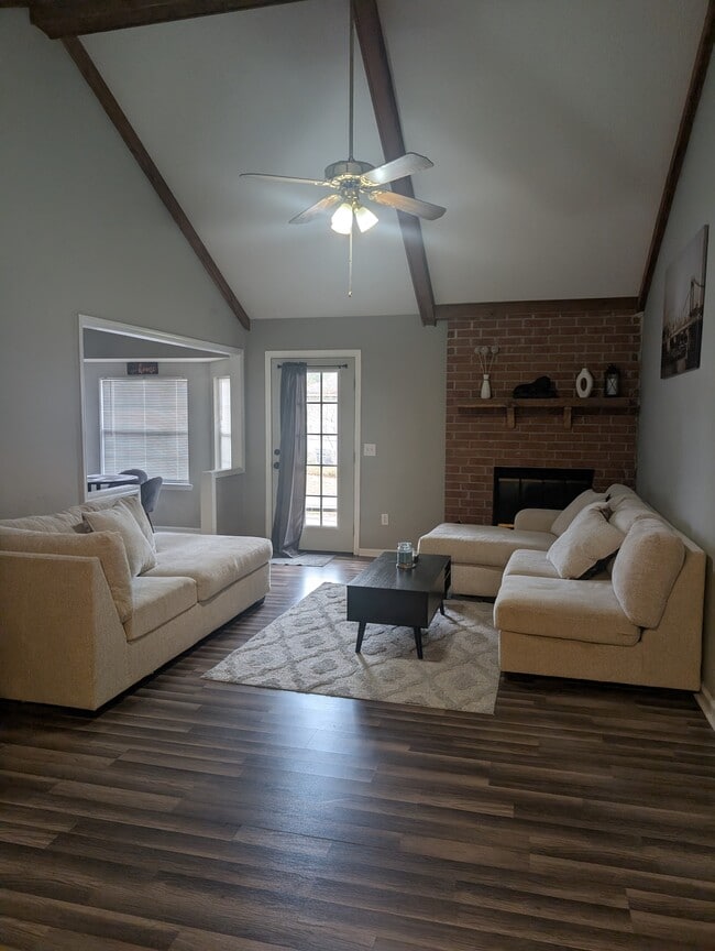 Building Photo - 627 Trevor St