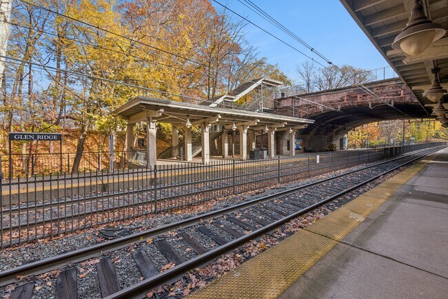 Building Photo - 258 Ridgewood Ave