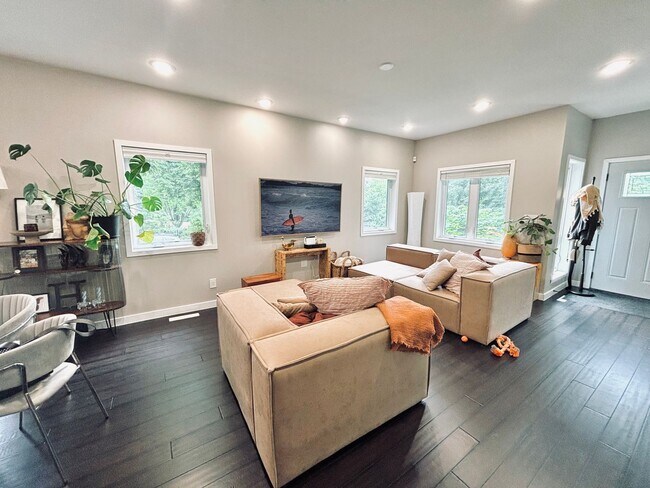 Building Photo - Rare Minnehaha Parkway rental under 5k! Be...