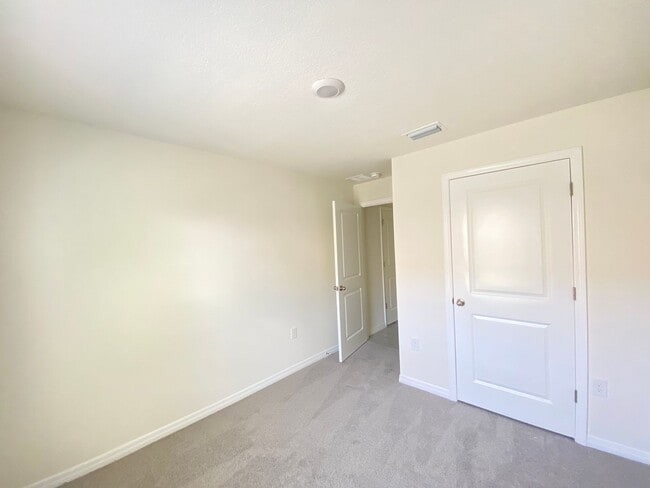 Building Photo - NOT AVAILABLE TO SHOW UNTIL MID APRIL Desirable Lake Diamond Subdivision 4/2/2 **Won't Last*