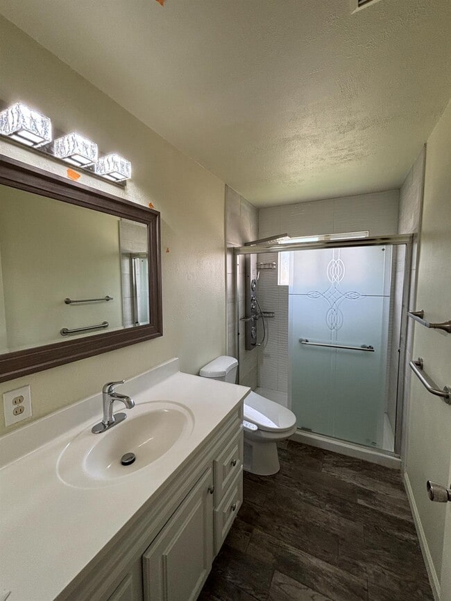 Building Photo - 7421 N Maple Ave