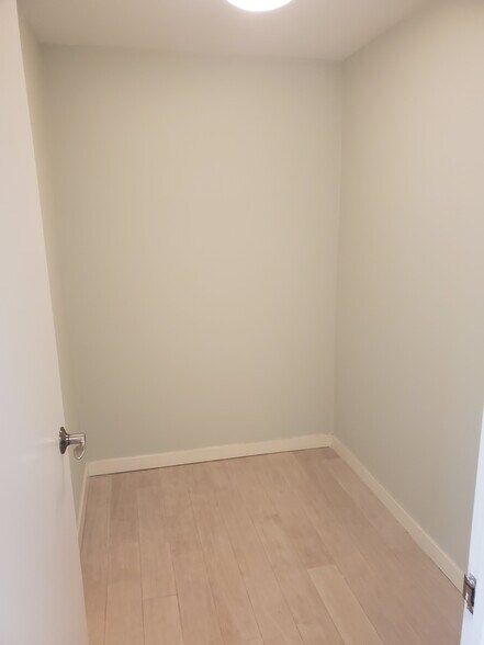 Building Photo - 4343 N Clarendon Ave