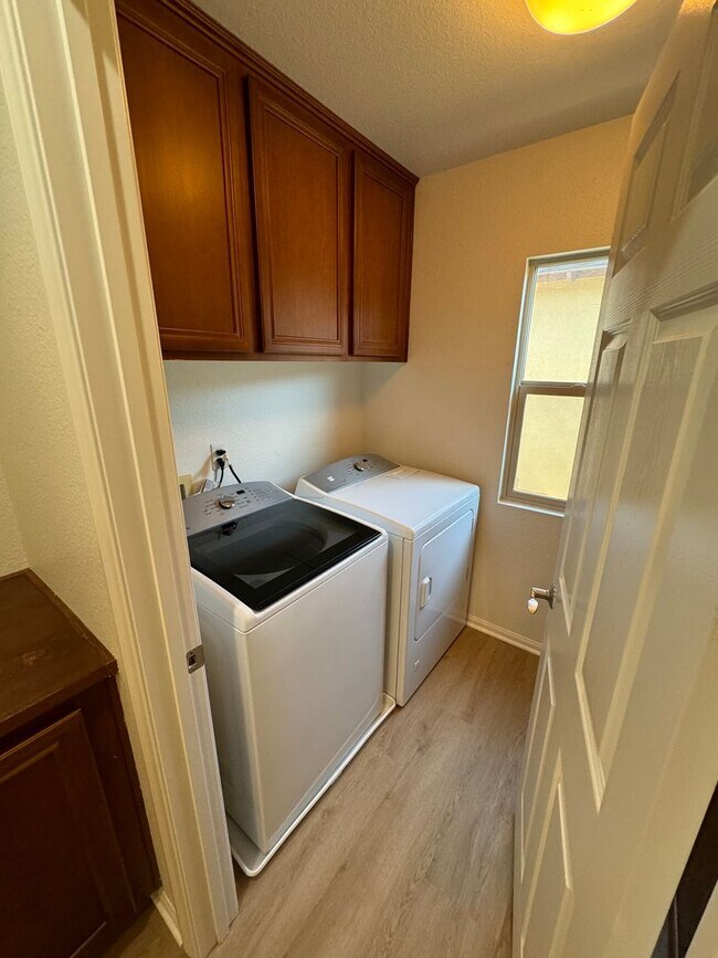 Building Photo - 4 Bedroom + Utility Room / 3.5 Bath Home F...