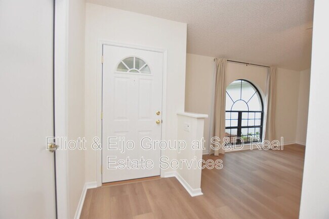 Building Photo - 2220 Maple Hill Ct