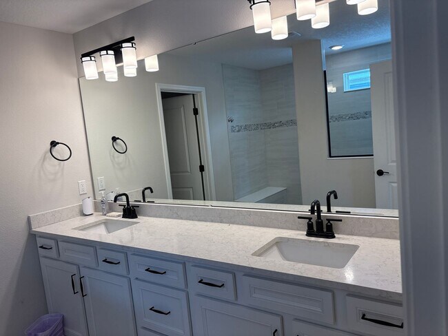 Building Photo - Spacious 5-Bedroom Home for Rent in Lake P...