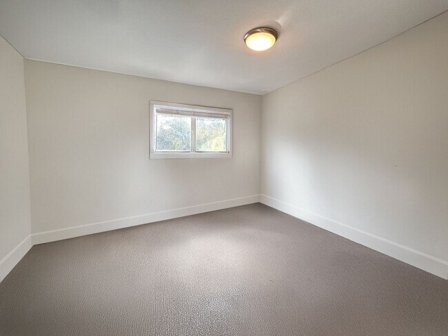 Building Photo - $0 DEPOSIT OPTIONS. SPACIOUS 4-BEDROOM, 3....