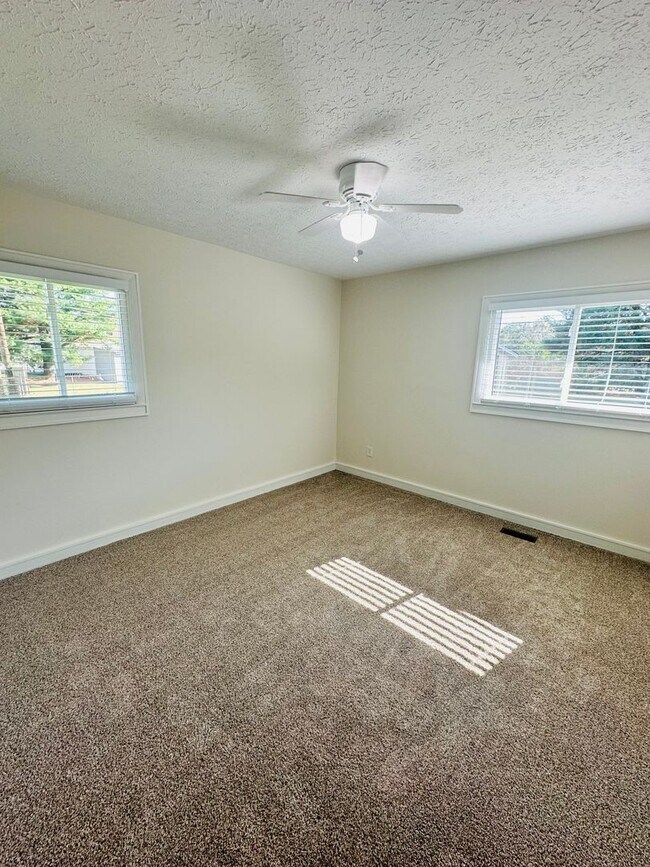 Building Photo - Charming and Updated Cul-de-Sac Gem with Year-Round Sunroom and Spacious Backyard!