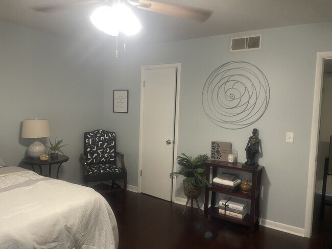 Building Photo - 555 N Dupont Ave