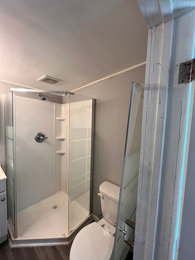 Building Photo - 2 bedroom 1 bath home in Rock Island