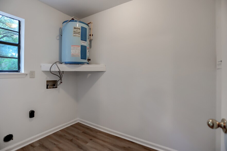 Building Photo - 1618 Poinsettia Rd