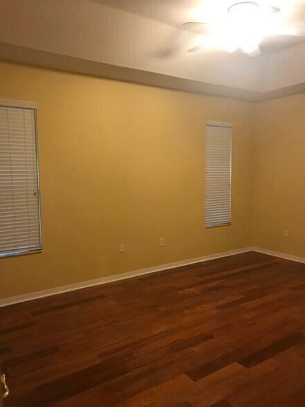 Large master, tray ceiling, walk-in closet - 1751 Crown Hill Blvd