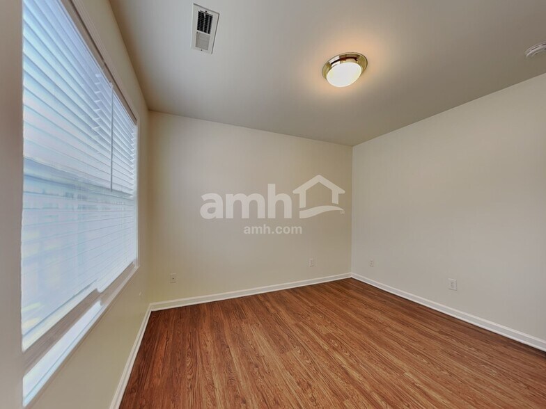 Building Photo - 5065 Walden Ridge Dr