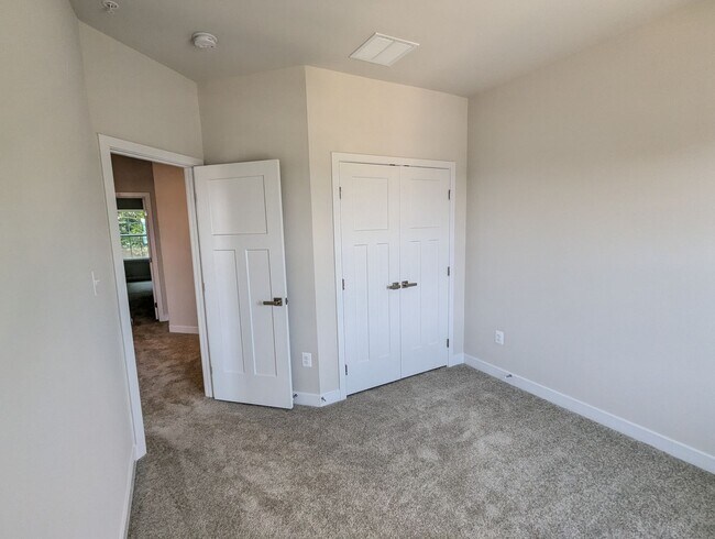 Building Photo - Gorgeous New Construction (never lived in)...