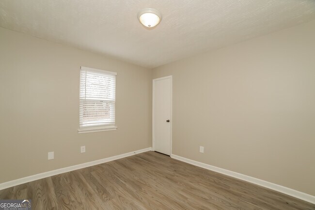 Building Photo - 5885 S Quail Dr